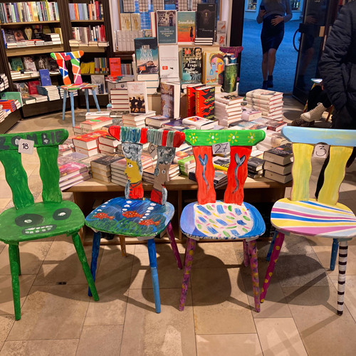 Bunte Stühle in Buchhandlung